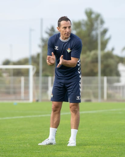 FUTBOL    Andrés Guardado inicia su carrera como director técnico en las categorías juveniles del Real Betis, marcando un nuevo capítulo profesional.  El exfutbolista