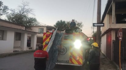 protección civil : El personal retiró un techo de lámina que representaba un peligro para los vecinos. protección civil : El personal retiró un techo de lámina que representaba un peligro para los vecinos.