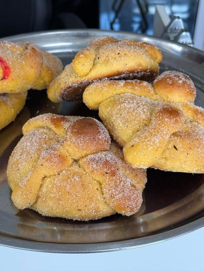 Pan de muerto : El pan de muerto tiene raíces prehispánicas: los aztecas realizaban rituales con pan de amaranto cubierto de sangre Pan de muerto : El pan de muerto tiene raíces prehispánicas: los aztecas realizaban rituales con pan de amaranto cubierto de sangre