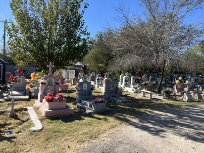 Día de muertos : Viajan desde otras ciudades y desde el extranjero, incluyendo quienes vienen de Dallas, Texas, recorriendo más de ocho horas. Día de muertos : Viajan desde otras ciudades y desde el extranjero, incluyendo quienes vienen de Dallas, Texas, recorriendo más de ocho horas.