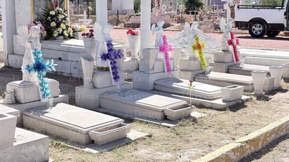 Las tumbas de los 5 angelitos en el panteón Guadalupe de Monclova. 