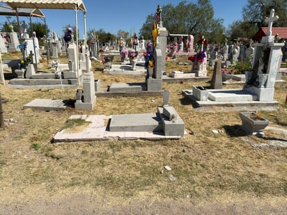 Tumbas en completo abandono