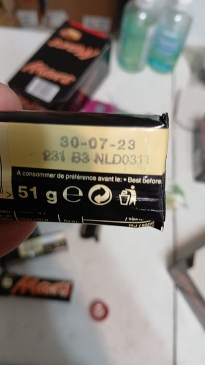 acusar : Según el reporte, en los anaqueles se ofrecen alimentos y dulces con fechas vencidas desde 2023