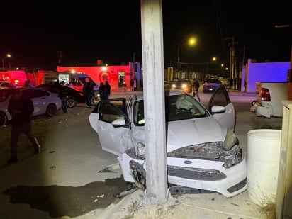 accidente : El golpe fue tan fuerte que el automóvil afectado salió proyectado contra un poste de concreto.