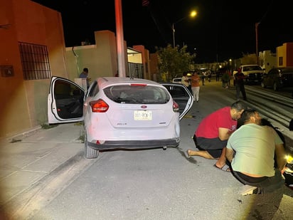 accidente : El golpe fue tan fuerte que el automóvil afectado salió proyectado contra un poste de concreto.