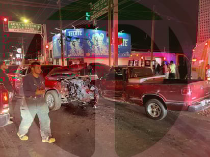 Accidente : El percance ocurrió cuando una camioneta Chevrolet S10 color guinda no respetó el semáforo en rojo al desplazarse sobre Román C.