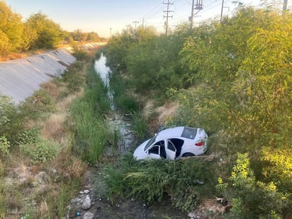Cae automóvil al arroyo El Soldado tras maniobra para evitar choque