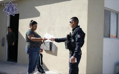 proximidad : Durante los patrullajes, los oficiales se acercaron a los vecinos, a quienes ofrecieron recomendaciones de seguridad.