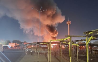 incendio : Vecinos del sector alertaron al 911 tras observar las llamas propagándose entre los locales.
