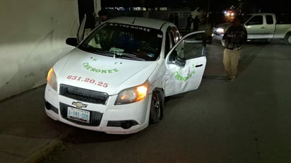 SEGURIDAD Socorristas de Cruz Roja se movilizaron al sitio para atender a los lesionados.  Un fuerte accidente registrado la madrugada de este miércoles en la colonia