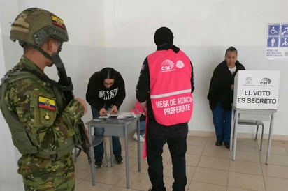 Ecuatorianos votan por más poder contra el crimen de Noboa