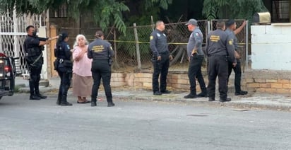 Deceso : Elementos de Seguridad Pública y peritos acudieron al lugar para asegurar el área y realizar las primeras diligencias. Deceso : Elementos de Seguridad Pública y peritos acudieron al lugar para asegurar el área y realizar las primeras diligencias.