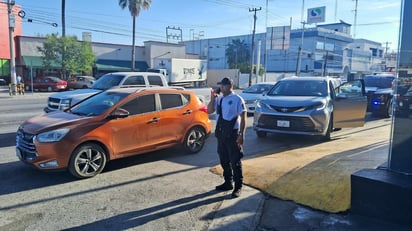 SEGURIDAD Solo daños materiales se reportaron en el percance. Una conductora que no guardó su distancia entre un vehículo y otro terminó protagonizando un choque