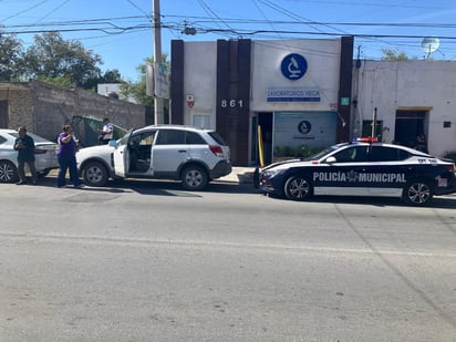 SEGURIDAD El percance ocurrió de forma misteriosa.  Un inusual accidente sorprendió a los vecinos del sector El Pueblo de Monclova, luego de que un vehículo que estaba