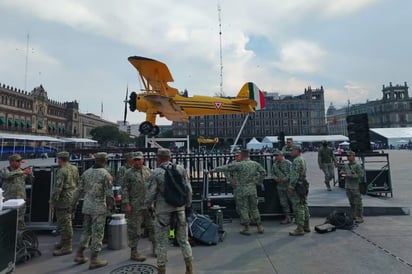 MANIFESTACIÓN El personal del Ejército mexicano ya prepara la infraestructura para el tradicional desfile del 20 de noviembre en el Zócalo capitalino, a pesar