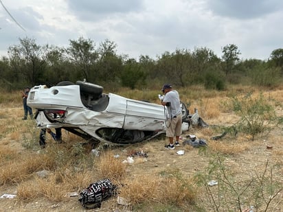 Volcadura : La presencia de agentes de Tránsito y Vialidad permitió controlar la circulación y asegurar el área para evitar nuevos incidente