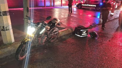 SEGURIDAD El accidente movilizó a paramédicos de la Cruz Roja.   Un joven motociclista que trabaja como repartidor por aplicación terminó lesionado la noche