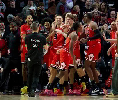 Huerter y Vucevic encestan triples clave y los Bulls vencen 130-127 a los Nuggets
