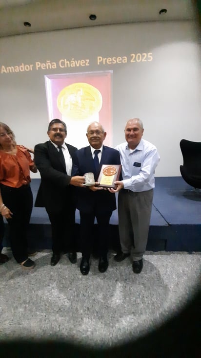 Colegio de Historia otorga presa a Amador Peña Chávez