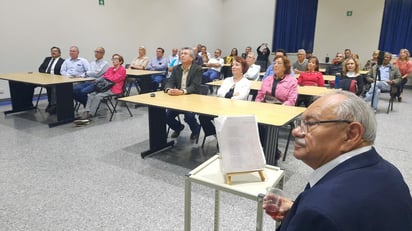 Cultura: Al termino de la ponencia de Peña Chávez sobre la historia del Corrido se otorgó la presea anual de la prestigiosa institución