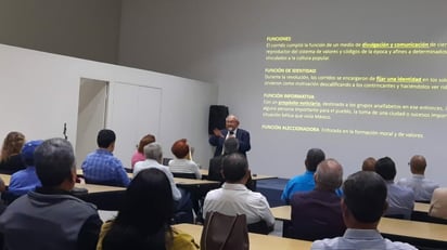 Cultura: Al termino de la ponencia de Peña Chávez sobre la historia del Corrido se otorgó la presea anual de la prestigiosa institución