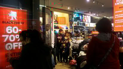 Consumidores gastan millones pese a incertidumbre económica