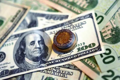 Peso avanza ligeramente mientras mercados globales retroceden