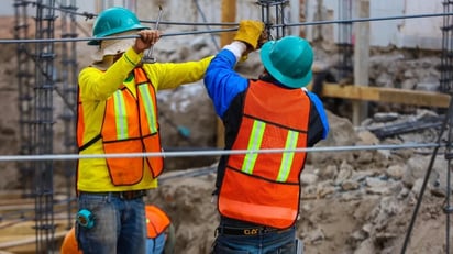 Expertos analizan impacto de alza salarial en empleo e inflación