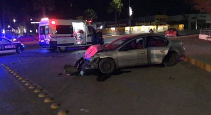 Mujer ignora luz roja y provoca fuerte choque en Monclova