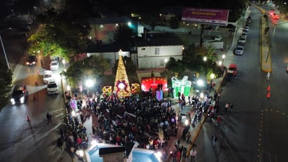 'San Buena' prende con luz y alegría su pino navideño