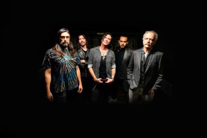 CAIFANES  Caifanes ofreció una noche intensa en el Palacio de los Deportes, donde rindió un homenaje visual y musical a las mujeres y a las personas