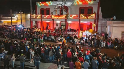 Encendido del pino navideño en Allende