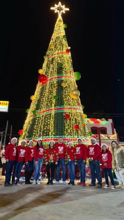 Encendido del pino navideño en Allende