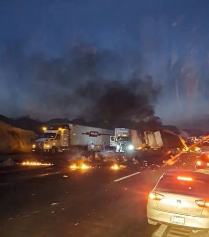 Tractocamión termina calcinado; hay tres lesionados y cierre de autopista Saltillo-Monterrey
