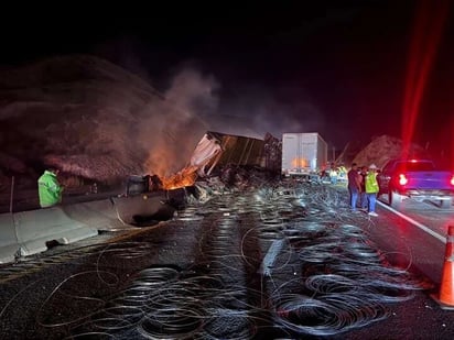 región: Un tráiler que transportaba 17 toneladas de alambre se impactó contra otra unidad en el kilómetro 60.