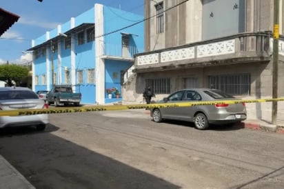 SEGURIDAD Una balacera en pleno centro de Colima dejó un muerto y dos heridos graves; los responsables huyeron y las autoridades iniciaron las investigaciones.