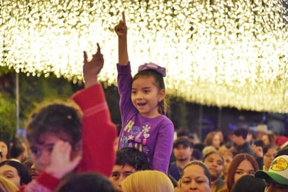 región: El alcalde Víctor Leija Vega celebra con la comunidad una noche de magia, unión y esperanza en la Navidad