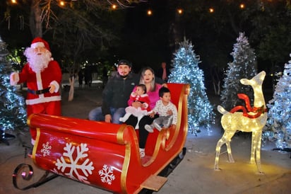 región: El alcalde Víctor Leija Vega celebra con la comunidad una noche de magia, unión y esperanza en la Navidad