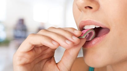 ¿Es verdad que el chicle daña el estómago?