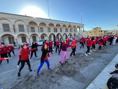 Bailoterapia llena de energía y solidaridad navideña en Frontera