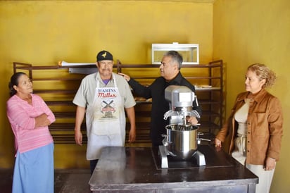 región: Hacen entrega de maquinaria para fortalecer la economía familiar y reafirma su compromiso de estar cercano a la gente. región: Hacen entrega de maquinaria para fortalecer la economía familiar y reafirma su compromiso de estar cercano a la gente.