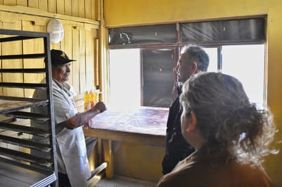 región: Hacen entrega de maquinaria para fortalecer la economía familiar y reafirma su compromiso de estar cercano a la gente.