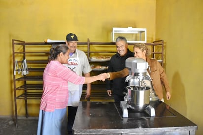 región: Hacen entrega de maquinaria para fortalecer la economía familiar y reafirma su compromiso de estar cercano a la gente.