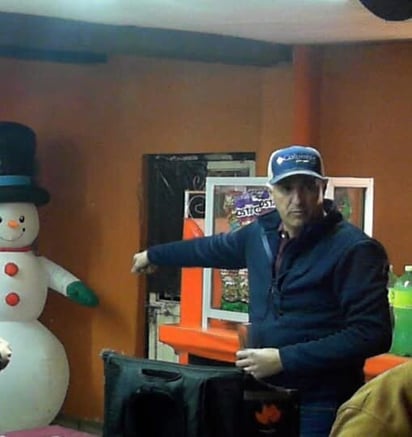 incidente : El cliente portaba un vaso de whisky y, al pedírsele que lo retirara, ocurrió un intercambio de palabras.