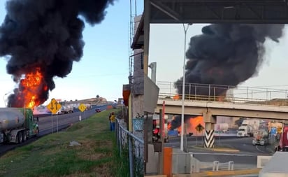 HIDALGO Una pipa cargada con combustible explotó en la autopista México–Tuxpan, en Tulancingo, Hidalgo, generando un incendio que obligó al cierre total sin reportes