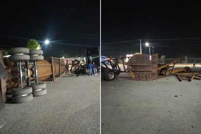 SEGURIDAD Pese a lo impactante del percance, se informó que el conductor resultó ileso. Una unidad de carga tipo tráiler protagonizó una aparatosа volcadura sobre