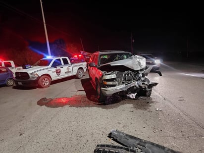 ACCIDENTE Un choque frontal entre dos camionetas en el bulevar Palau-Múzquiz dejó a un hombre con fractura de pierna y a una mujer con lesiones leves. Un choque frontal