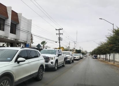 PUENTES Las filas para cruzar por los puentes internacionales se mantuvieron saturadas durante el domingo, generando tiempos de espera de hasta cuatro horas