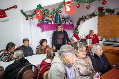 región: Alcaldesa convive con las y los adutlos mayores