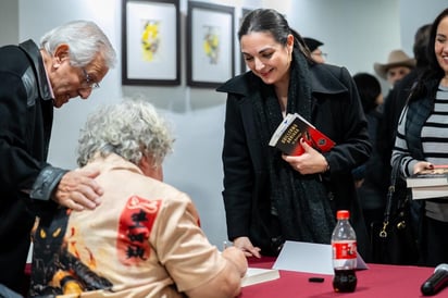 Escritores presentan obras ante lectores Escritores presentan obras ante lectores